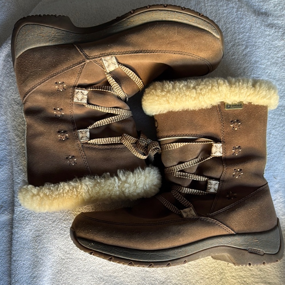 ULU Shearling boots Size 10